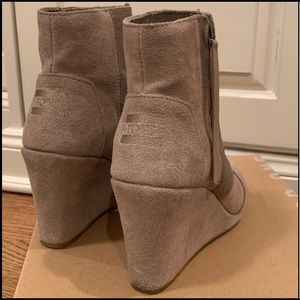 Toms Shoes - Toms NWOT Desert wedge Taupe suede leather final$ Toms Shoes - Toms NWOT Desert wedge Taupe suede leather final$